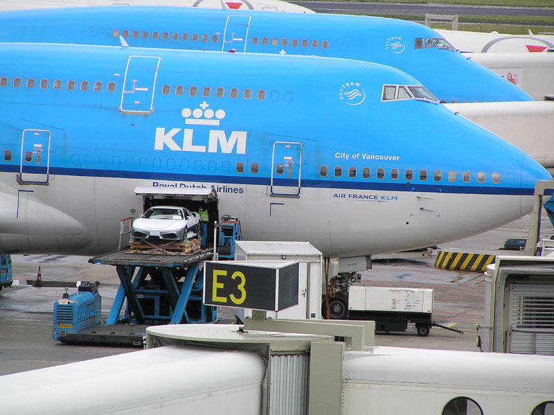 Ferrari inladen in KLM Boeing 747