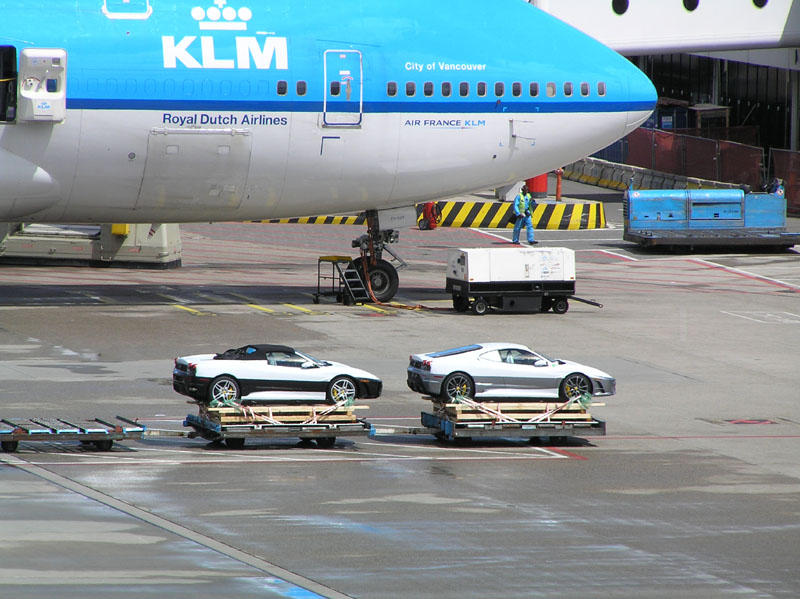 2 Ferrari's op het platform