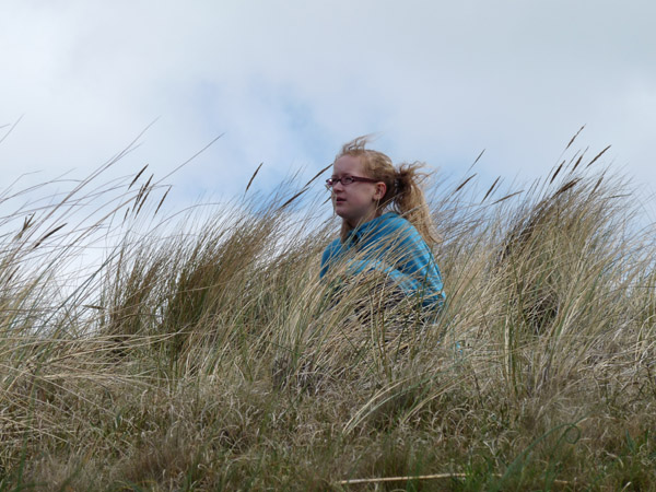 Laura in het riet met de haren in de wind