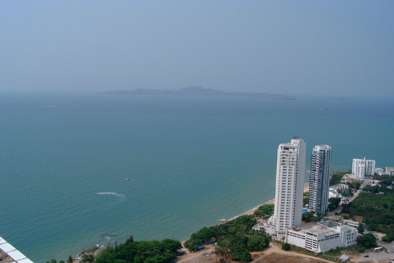 Zicht op eiland voor de kust van Pattaya